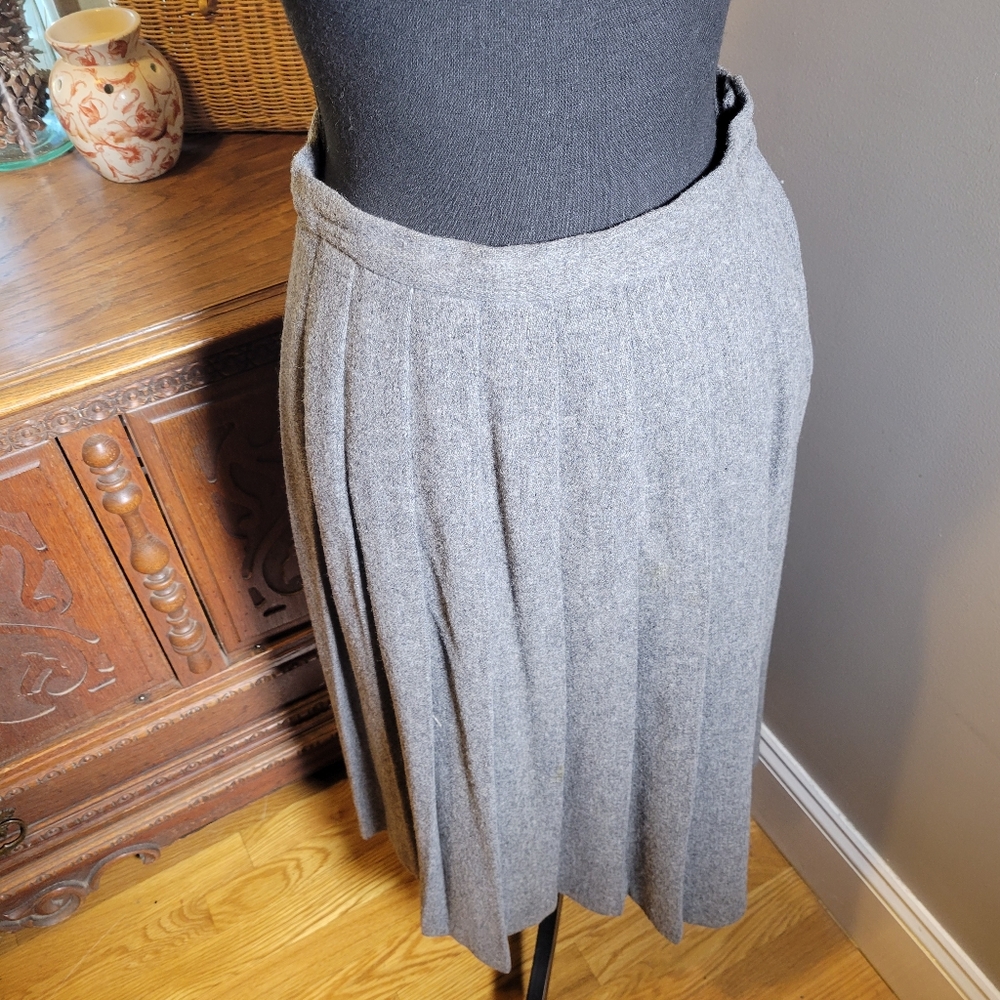 Small Chanel Boutique 1990s Gray Wool Pleated Skirt